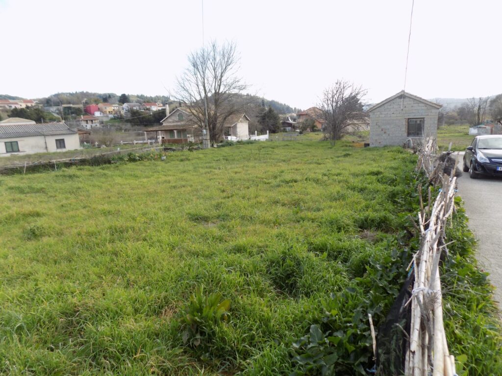 PLOT OF LAND FOR SALE IN PEROULADES